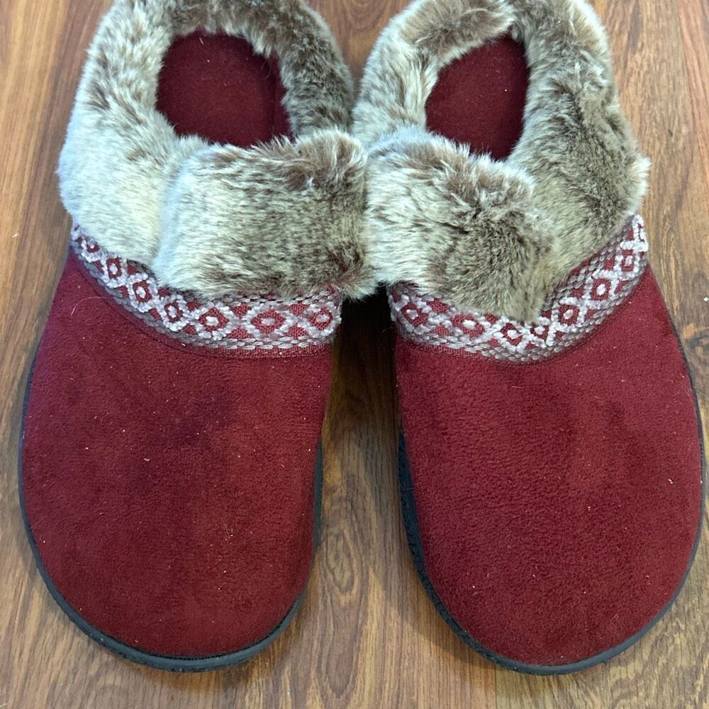 New Isoturner burgundy slippers with faux fur slippers 9.5/10